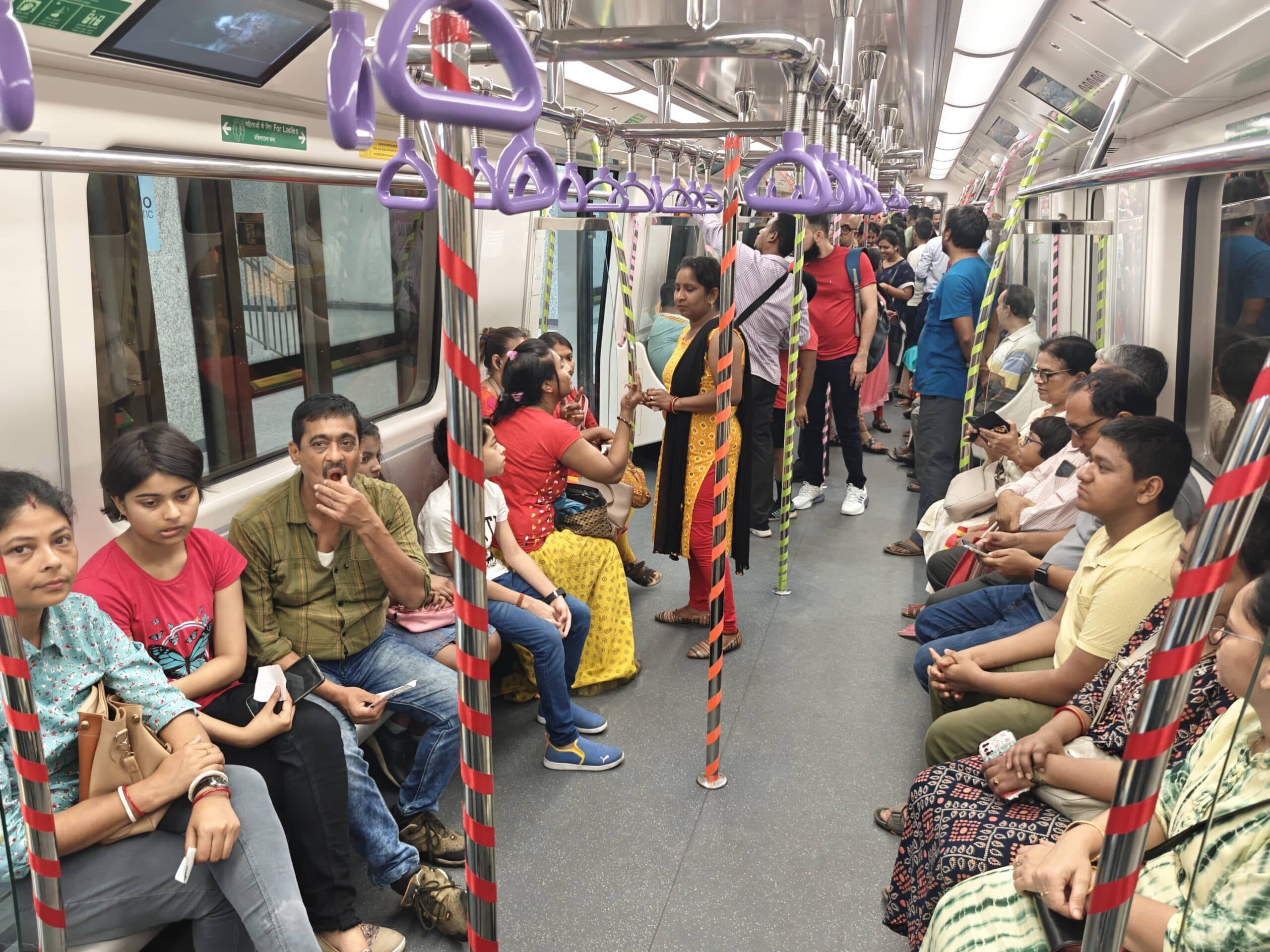 यात्रियों को लेकर पहली बार दौड़ी नदी के नीचे चलने वाली देश की पहली अंडरवाटर मेट्रो