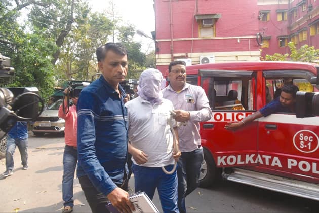 उधार के पैसे मांगे तो दोस्त की हत्या कर शव को दीवार में चुनवाया
