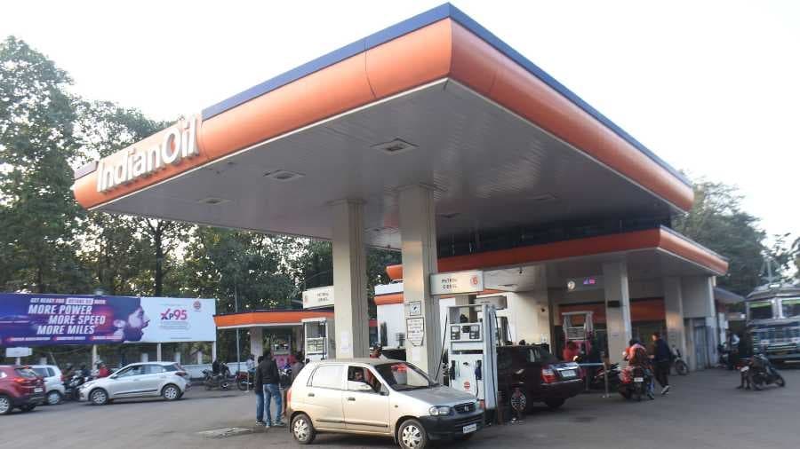 पेट्रोल, डीजल की कीमतों में दो रुपये प्रति लीटर की कटौती