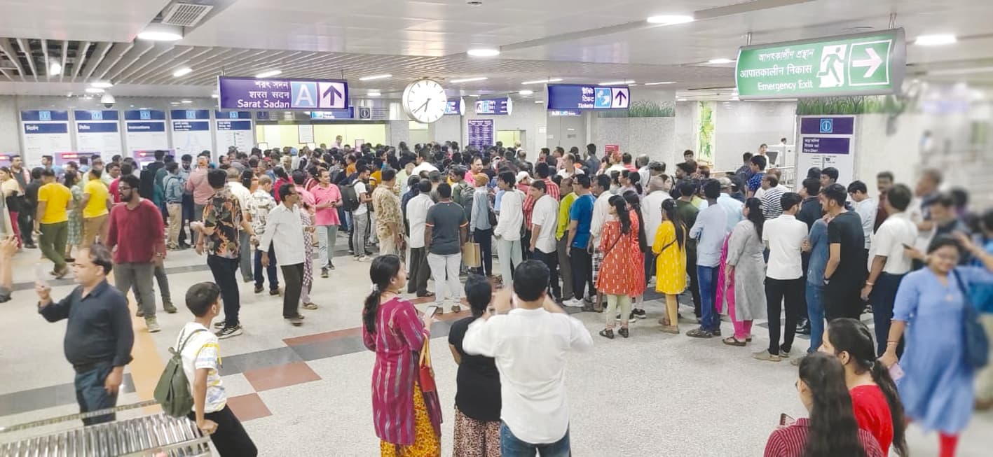 पानी के भीतर चलने वाली भारत की पहली मेट्रो में पहले दिन 70,000 से अधिक यात्रियों ने की यात्रा