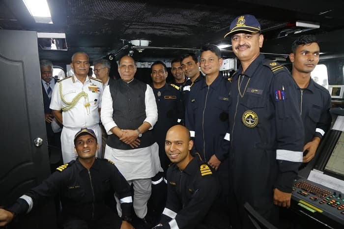 राजनाथ ने नौसेना के कमांडरों को संबोधित किया, दोहरे विमान वाहक का परिचालन देखा
