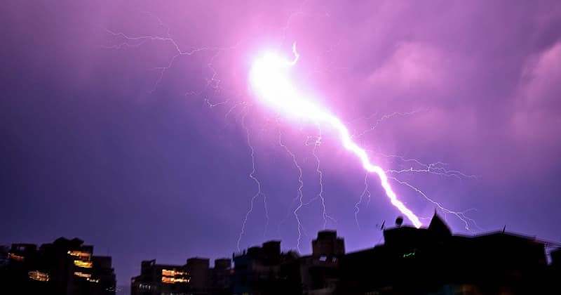 पश्चिम बंगाल में आकाशीय बिजली गिरने से दो किसानों की मौत