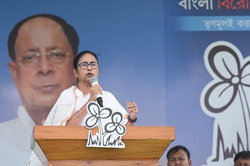 एनआईए के अधिकारियों ने ग्रामीणों पर हमला किया: ममता बनर्जी
