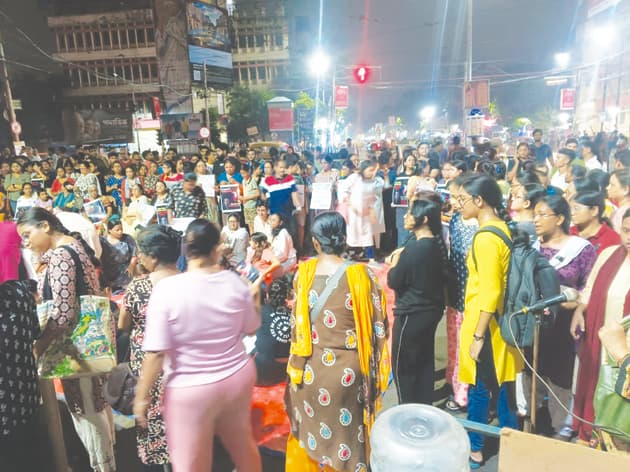 डाक्टर हत्याकांड : कोलकाता व जिलों में आधी रात को सडक़ों पर उतरीं महिलाएंं