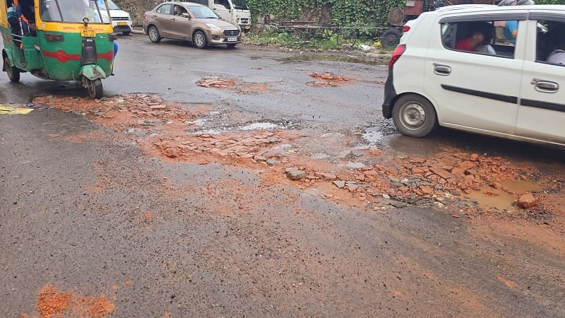 क्या खराब सड़कों के साथ ही बीतेगी इस वर्ष की दुर्गा पूजा? बदहाल सड़कों से परेशान है नागरिक
