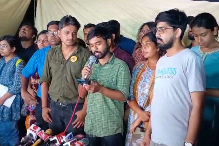 प. बंगाल: चिकित्सकों ने अपना आंदोलन शनिवार से आंशिक रूप से समाप्त करने की घोषणा की