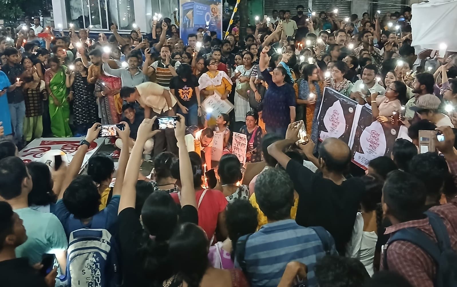 चिकित्सक हत्याकांड : न्याय की मांग पर बंगाल में फिर रात में सडकों पर उतरे आम लोग