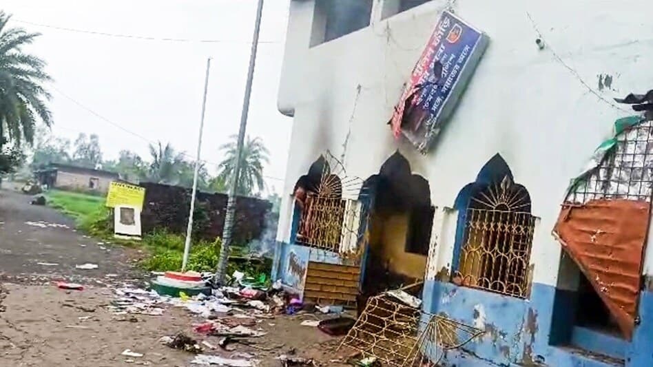 बंगाल में लड़की का शव मिला, स्थानीय लोगों ने पुलिस चौकी फूंकी, वाहनों में की तोड़फोड़