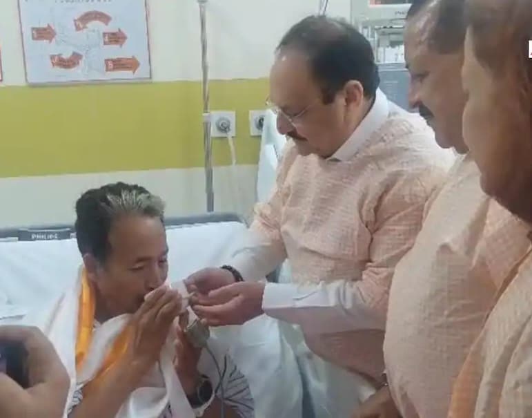 सोनम वांगचुक ने 26 दिन बाद देर रात तोड़ा अनशन